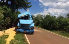 Porto Barreiro - Caminh&atilde;o se envolve em acidente na PR 565