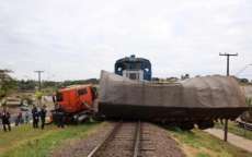 Trem arrasta carreta por 200 metros ap&oacute;s batida