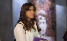 'A Lei do Amor': Marina diz a Ti&atilde;o que &eacute; Isabela enquanto M&aacute;g grava rea&ccedil;&atilde;o