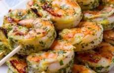 Espetinho de camar&atilde;o ao pesto d&aacute; &aacute;gua na boca!