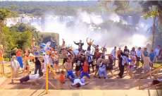 Nas Cataratas, grupo faz coreografia que &eacute; sucesso na internet; assista