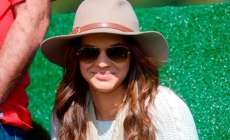 Com alian&ccedil;a, Bruna Marquezine acompanha Neymar em treino da sele&ccedil;&atilde;o