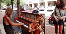 Mendigo tocando piano encanta milhares de expectadores no mundo inteiro. Confira!