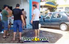 Ibema - Menor dirigindo ve&iacute;culo invade sorveteria na Av. Ney Napoli