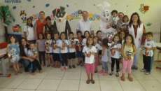 Foz do Jord&atilde;o - Prefeito distribui ovos de P&aacute;scoa para alunos da Rede Municipal Ensino