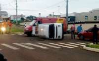 Laranjeiras - Kombi tomba após acidente com Astra na Santos Dumont
