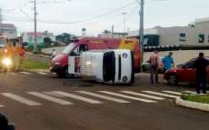 Laranjeiras - Kombi tomba após acidente com Astra na Santos Dumont