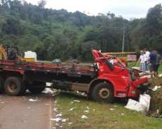 Rio Bonito - Caminh&atilde;o tomba na BR-158