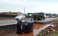 Carro tomba em trecho de obras da BR-277