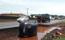 Carro tomba em trecho de obras da BR-277