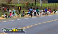 Nova Laranjeiras - Ind&iacute;genas saqueiam nesta segunda dia 23, carga de mais dois caminh&otilde;es que se acidentaram na 277