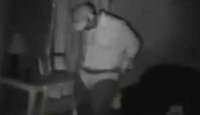 Homem invade casa e é flagrado provando calcinha da dona