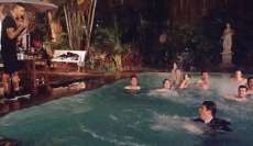 Amor &agrave; Vida - F&eacute;lix d&aacute; piti e Jonathan o joga na piscina
