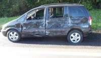 Virmond – Zafira invade pista contrária e bate em caminhão na BR 277