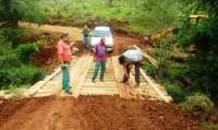 Laranjeiras - Prefeitura recupera ponte de madeira na comunidade de Nova Colônia