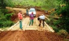 Laranjeiras - Prefeitura recupera ponte de madeira na comunidade de Nova Colônia