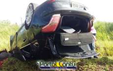 Tr&ecirc;s Barras - Motorista perde o controle da dire&ccedil;&atilde;o e capota ve&iacute;culo na PR 484