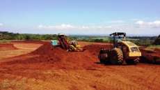 Cand&oacute;i - M&aacute;quinas trabalham na terraplenagem para constru&ccedil;&atilde;o de escola municipal