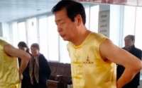 Homem levanta 80 kg de tijolos com os testículos e espanta chineses