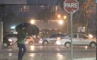 Ventos de 100 km, raios e granizo cortam o Paraná