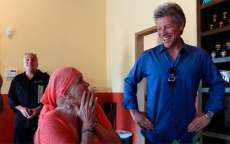 Cantor Bon Jovi faz surpresa para f&atilde; com c&acirc;ncer de pulm&atilde;o