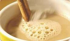 Dia de chuva pede capuccino com canela e mel