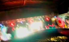 Palco desaba deixando ferido durante evento. Veja o v&iacute;deo