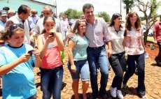 Porto Barreiro - Em visita, governador da boas not&iacute;cias a toda comunidade