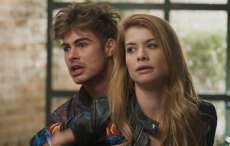 'Rock Story': L&eacute;o briga com Gui ap&oacute;s flagrar Diana aos beijos com o ex