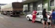 Vectra de Guarania&ccedil;u e carreta batem no Trevo Cataratas em Cascavel