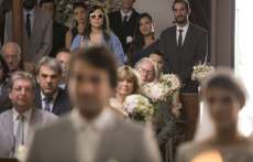 'A Lei do Amor': Isabela?! Mulher misteriosa chega ao casamento de Tiago e Let&iacute;cia