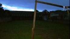 Tr&ecirc;s crian&ccedil;as s&atilde;o atingidas por raio quando brincavam em campo de futebol