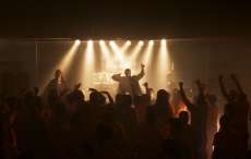 'Rock Story': Gui faz show em pres&iacute;dio e detentos se revoltam contra ele