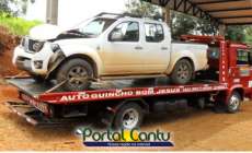 Marquinho - Motorista perde controle de caminhonete e bate em &aacute;rvore