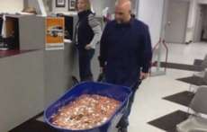 Centavo por centavo: homem paga imposto com 300 mil moedas