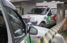 M&atilde;e ferida pelo filho em chacina morre no hospital