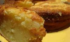 Bolo cremoso de leite condensado e coco fica delicioso!