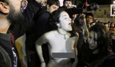 Mulher tira a roupa em protesto na C&acirc;mara de Curitiba
