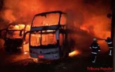 No Paran&aacute;, &ocirc;nibus s&atilde;o destru&iacute;dos por inc&ecirc;ndio