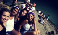 Solteira, Bruna Marquezine curte carnaval com amigas