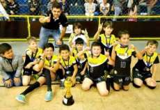 Pinh&atilde;o - Meninos do sub 9 s&atilde;o campe&otilde;es no Campeonato Guarapuavano de Futsal