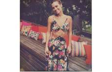 Carolina Dieckmann exibe barriga sequinha em vestido decotad&iacute;ssimo