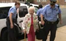 Idosa de 102 anos realiza sonho de ser presa pela pol&iacute;cia