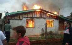 Foz do Jord&atilde;o - Casa &eacute; destru&iacute;da pelo fogo na tarde deste s&aacute;bado