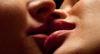Você também fecha os olhos na hora de beijar? Saiba qual é o motivo disso