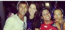 Em meio a crise, Neymar e Bruna Marquezine aparecem juntinhos em festa