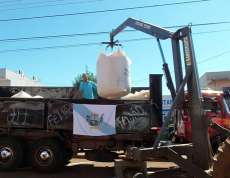 Tr&ecirc;s Barras - Agricultores distribuem feij&atilde;o na rua em forma de protesto