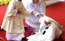 Papa cai durante missa na Pol&ocirc;nia