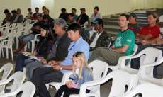 Rio Bonito - Produtores participam de encontro sobre maneiras para criar bezerras