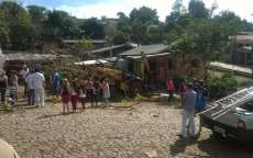 Rio Bonito - Retroescavadeira sem freio invade resid&ecirc;ncia
